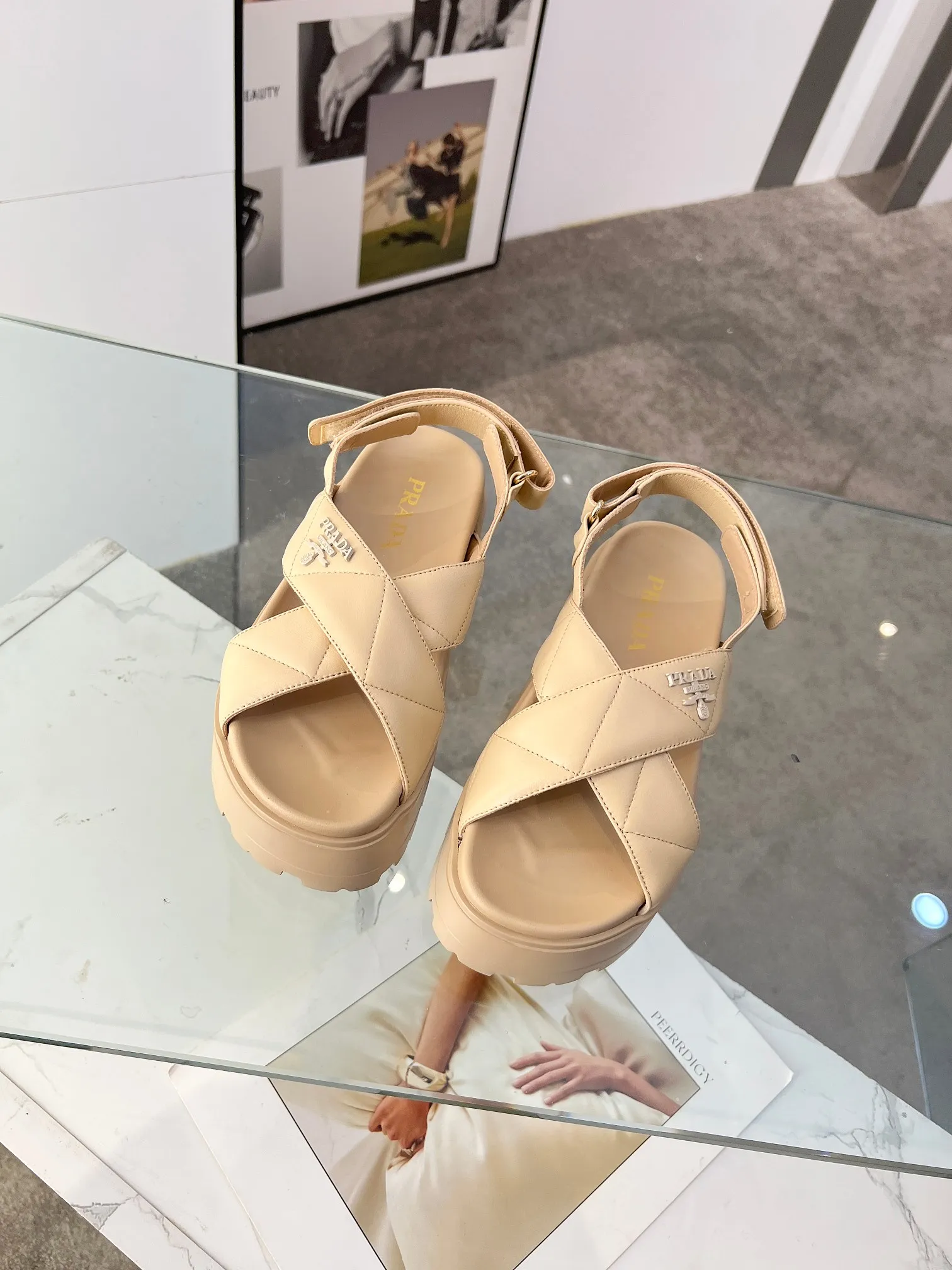 👟👟Ex-factory price 460👟👟 PRADA 2025 vs spring and summer popular sandals series... [Thick-soled double-button sandals] Original 1:1 customization, this year's most fashionable and popular retro British style, simple and elegant, all styles are good-looking, platform thick soles make you slimmer and taller, very comfortable, fashionable and versatile... Many Internet celebrities are on their feet. These platform round-toe thick-soled shoes are very popular this year. They can be worn (increased) for both leisure and leisure. ❶Material: Customized imported calf leather ❷Inner: Customized imported sheepskin ❸Outsole: Original molded ultra-light outsole ❹Sole thickness: 5.5cm ❺Number of yards: 35-40 ❻Packaging: Original full set of packaging ☀Color: Official website updated simultaneously